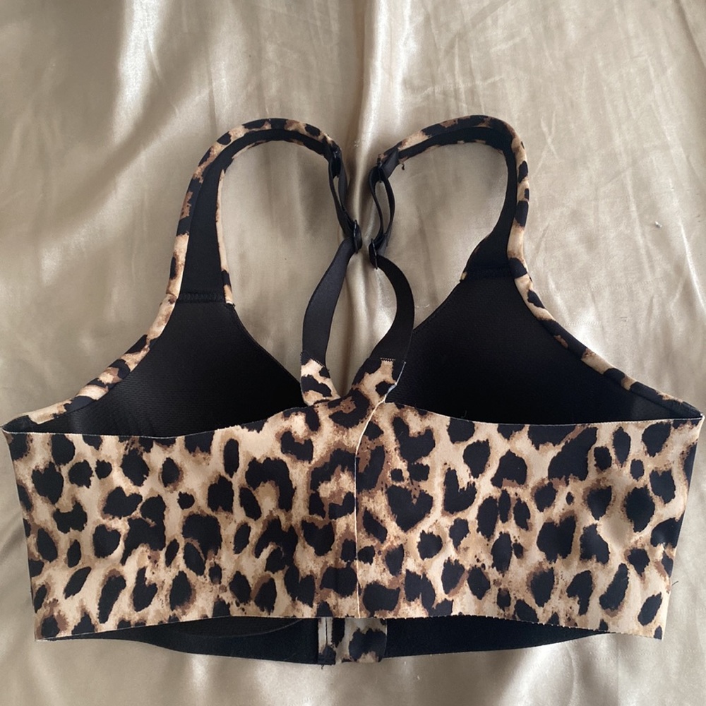 Victoria secret sports bra , supportive straps, opens and closes from the front - Picture 2 of 6